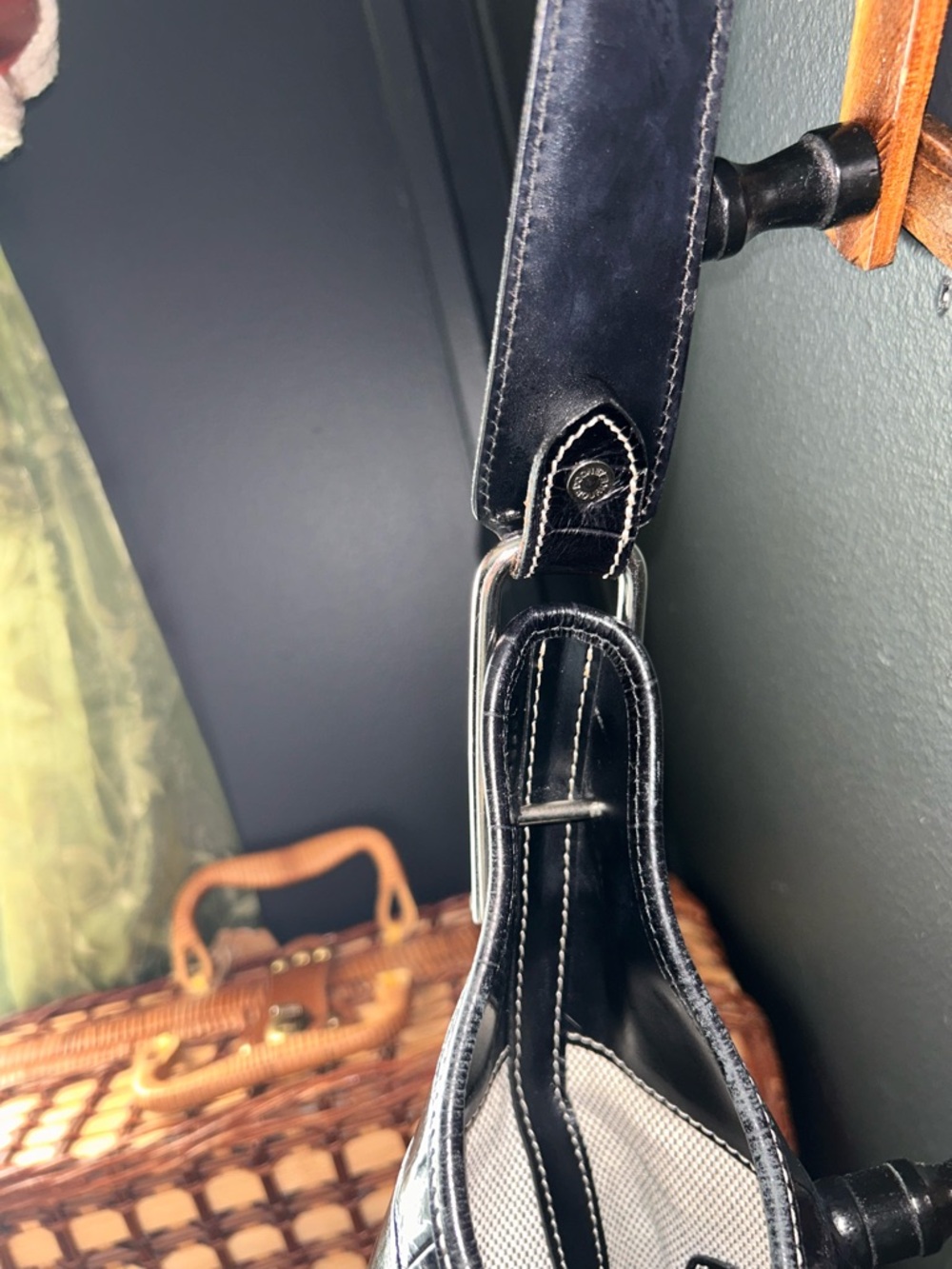 Dooney & Bourke Vintage HoBo
Shoulder Bag Black CrocEmbossed - Silver Turnlock - Picture 6 of 16